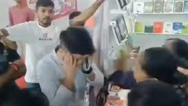 ಮಧ್ಯಪ್ರದೇಶ: ಮುಸ್ಲಿಂ ಪುಸ್ತಕ ಮಾರಾಟಗಾರನ ಮೇಲೆ ಹಲ್ಲೆ- ವಿಡಿಯೋ ವೈರಲ್