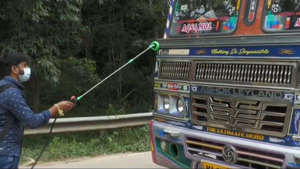 ನಿಫಾ ಭೀತಿ: ಗುಂಡ್ಲುಪೇಟೆ ಮೂಲೆಹೊಳೆ ಚೆಕ್ ಪೋಸ್ಟ್‌ನಲ್ಲಿ ಅಲರ್ಟ್, ಮುಂದುವರೆದ ವಾಹನಗಳ ತಪಾಸಣೆ