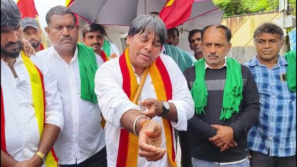 ಕಾವೇರಿ ಕಾಳಗ: ಕಳಸದಲ್ಲಿ ಕೈ ಕೊಯ್ದುಕೊಂಡು ರಕ್ತವನ್ನು ರಸ್ತೆ ಚಿಮ್ಮಿದ ಕನ್ನಡಪರ ಹೋರಾಟಗಾರ