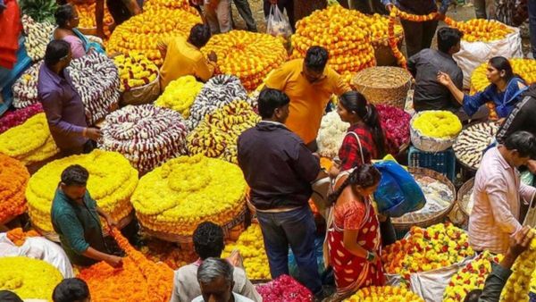 Ganesh chaturthi 2023: ಮೈಸೂರಿನ ಮಾರುಕಟ್ಟೆಗಳಲ್ಲಿ ಬೆಲೆ ಏರಿಕೆ ನಡುವೆಯೂ ಖರೀದಿ ಭರಾಟೆ ಜೋರು