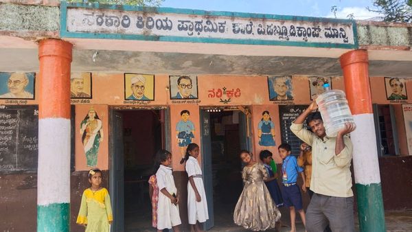 ಸರ್ಕಾರಿ ಶಾಲೆಯಲ್ಲಿ ನೀರಿನ ಸಮಸ್ಯೆ: 6 ವರ್ಷಗಳಿಂದ ಸ್ವಂತ ಖರ್ಚಿನಲ್ಲಿ ಮಕ್ಕಳ ದಾಹ ನೀಗಿಸುತ್ತಿರುವ ಮಹ್ಮದ್ ಹುಸೇನ್