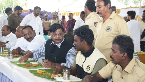 ಮೈಸೂರು: ಮಾವುತರು ಮತ್ತು ಕಾವಾಡಿಗರ ಕುಟುಂಬದವರ ಜೊತೆ ಕುಳಿತು ಊಟ ಸವಿದ ಸಚಿವ ಹೆಚ್.ಸಿ.ಮಹದೇವಪ್ಪ