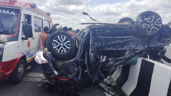 ಹಾಸನ: ಚಾಲಕನ ನಿಯಂತ್ರಣ ತಪ್ಪಿ ಕಾರು ಪಲ್ಟಿ, ಓರ್ವ ಸಾವು, ಮೂವರ ಸ್ಥಿತಿ ಗಂಭೀರ