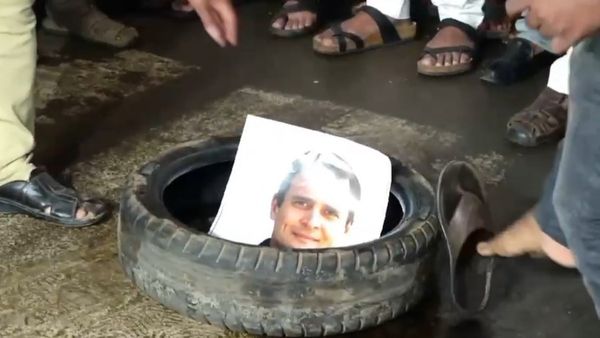 ಈದ್ಗಾ ಮೈದಾನದಲ್ಲಿ ಗಣೇಶೋತ್ಸವಕ್ಕೆ ಅನುಮತಿ ನೀಡದ ಪಾಲಿಕೆ: ಕಾಂಗ್ರೆಸ್‌ ಮುಖಂಡರ ಪ್ರತಿಕೃತಿ ದಹನ