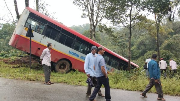 ಹಾಸನ: ಬ್ರೇಕ್‌ ಫೇಲ್‌ ಆಗಿ ಕಂದಕಕ್ಕೆ ಉರುಳಿದ KSRTC ಬಸ್‌