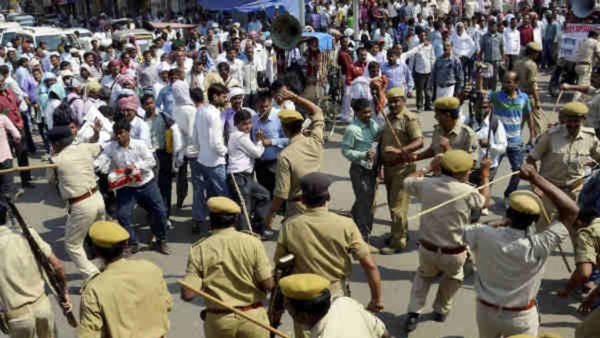 ಮರಾಠರ ಮೇಲೆ ಲಾಠಿ ಚಾರ್ಚ್‌: ಕ್ಷಮೆಯಾಚಿಸಿದ ಫಡ್ನವೀಸ್- ಪವಾರ್‌ ರಾಜೀನಾಮೆಗೆ ಹೆಚ್ಚಿದ ಒತ್ತಡ