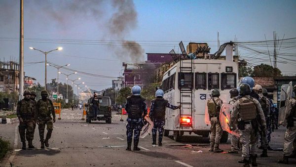 Manipur violence: ಕೆಲ ಕ್ಷಣಗಳಲ್ಲೇ ಡಿಸಿ ಕಚೇರಿ ಧ್ವಂಸ, ವಾಹನಗಳು ಭಸ್ಮ, ಬಿಜೆಪಿ ಕಚೇರಿಗೆ ಬೆಂಕಿ- ವರದಿ, ವಿವರ