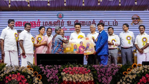 ಕರ್ನಾಟಕ ಮಾದರಿ ಕುಟುಂಬದ ಯಜಮಾನಿಗೆ ಮಾಸಿಕ 1,000 ಆರ್ಥಿಕ ನೆರವು ನೀಡುವ ಯೋಜನೆ ಆರಂಭಿಸಿದ ಸ್ಟಾಲಿನ್‌