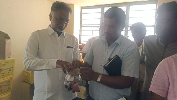 ಕೊಳೆತ ತರಕಾರಿ, ಬೂಸ್ಟ್ ಬಂದ ಬೇಳೆ: ಮಾಯಕೊಂಡ ಮೊರಾರ್ಜಿ ವಸತಿ ಶಾಲೆ ಅವ್ಯವಸ್ಥೆ ಶಾಸಕರ ಮುಂದೆ ಪ್ರಕಟ