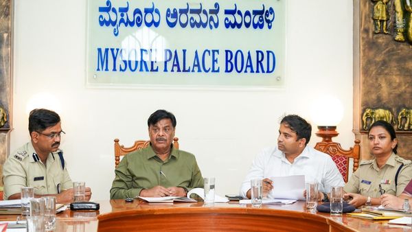 ದಸರಾ ಸಿದ್ಧತೆ ಸಭೆ: ಆಹಾರ ಮೇಳದಲ್ಲಿ ಶುಚಿತ್ವ ಕಾಪಾಡುವಂತೆ ಸಚಿವ ಎಚ್.ಸಿ ಮಹದೇವಪ್ಪ ಸೂಚನೆ