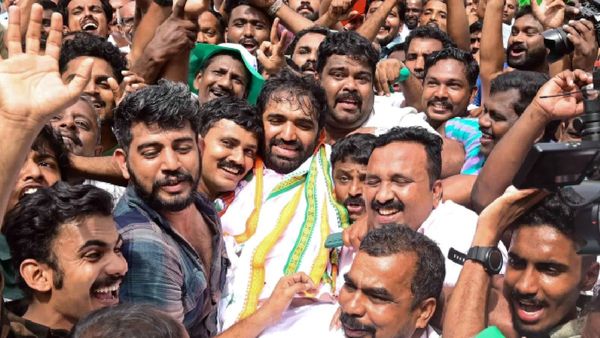 ಕೇರಳದ ಪುತ್ತುಪ್ಪಲ್ಲಿ ಉಪಚುನಾವಣೆಯಲ್ಲಿ ಚಾಂಡಿ ಉಮ್ಮನ್ ಗೆಲುವು: ಬರಿಗಾಲಲ್ಲಿ ಪಾದಯಾತ್ರೆ ಆರಂಭಿಸಿದ ಮಾಜಿ ಸಿಎಂ ಪುತ್ರ