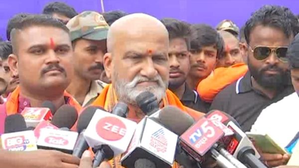 ಈದ್ಗಾ ಮೈದಾನದ ಗಣೇಶ ವಿಸರ್ಜನೆ ಹೆಸರಲ್ಲಿ ಪ್ರಚೋದನಾಕಾರಿ ಭಾಷಣ: ಪ್ರಮೋದ್ ಮುತಾಲಿಕ್​​ ವಿರುದ್ಧ ದೂರು