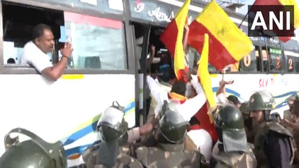 ಬೆಂಗಳೂರು ವಿಮಾನ ನಿಲ್ದಾಣದಲ್ಲಿ ಪ್ರತಿಭಟಿಸುತ್ತಿದ್ದ ಕನ್ನಡಪರ ಸಂಘಟನೆಗಳ ಕಾರ್ಯಕರ್ತರ ಬಂಧನ