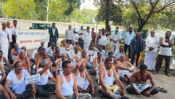 ಹಾಸನ: ಹೇಮಾವತಿ ಮುಳುಗಡೆ ಸಂತ್ರಸ್ತರಿಂದ ಅರೆಬೆತ್ತಲೆ ಪ್ರತಿಭಟನೆ