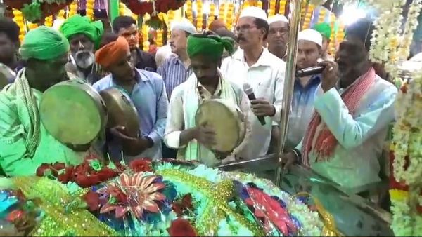 ಚಾಮರಾಜನಗರ: 450 ವರ್ಷಗಳ ಪುರಾತನ ದರ್ಗಾದಲ್ಲಿ ಗಂಧದ ಉರುಸ್ ಸಂಭ್ರಮ, ಎಲ್ಲಾ ಧರ್ಮಗಳ ಭಕ್ತರ ಆಗಮನ