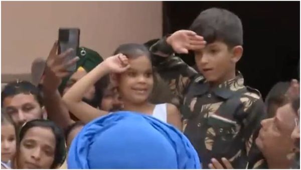 ಸೇನಾ ಸಮವಸ್ತ್ರ ತೊಟ್ಟು ಹುತಾತ್ಮ ವೀರ ಯೋಧ ಅಪ್ಪನಿಗೆ ಸೆಲ್ಯೂಟ್ ಮಾಡಿದ ಮಗ: ಮನಕಲಕುವ ವಿಡಿಯೋ