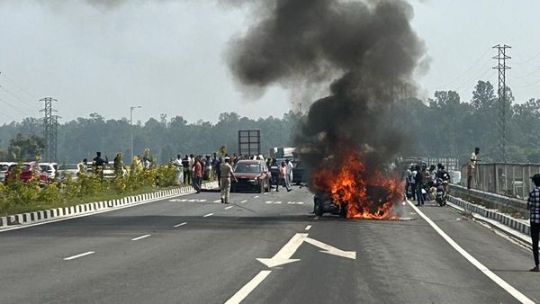 ಮೈಸೂರು-ಬೆಂಗಳೂರು ಹೆದ್ದಾರಿಯಲ್ಲಿ ಸರಣಿ ಅಪಘಾತ:ಹೊತ್ತಿ ಉರಿದ ಕಾರು