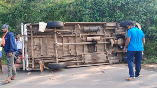 ಮೂಡಿಗೆರೆ: ಚಾಲಕನ ನಿಯಂತ್ರಣ ತಪ್ಪಿ ಟಿಟಿ ವಾಹನ ಪಲ್ಟಿ, 15 ಜನರಿಗೆ ಗಾಯ