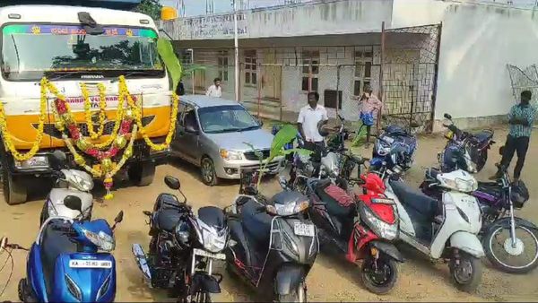 ಹನೂರು: ಚರ್ಚ್‌ನಲ್ಲಿ ನೂರಾರು ಮಂದಿ ಕ್ರೈಸ್ಥರಿಂದ ಆಯುಧ ಪೂಜೆ ಸಂಭ್ರಮ