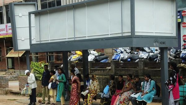 ವಾರದ ಹಿಂದೆ ಇತ್ತು ಈಗಿಲ್ಲ ಬೆಂಗಳೂರು ಪೊಲೀಸ್ ಕಚೇರಿ ಬಳಿಯ ಬಸ್ ಶೆಲ್ಟರ್; ದೂರು ದಾಖಲು!