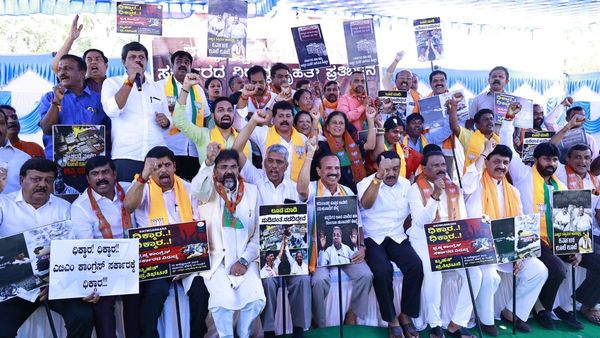 ಐಟಿ ದಾಳಿ ಹಣದ ಕುರಿತು ಸರ್ಕಾರದ ವಿರುದ್ಧ ಬಿಜೆಪಿ ಪ್ರತಿಭಟನೆ; ಏನಿದು ಕರ್ನಾಟಕ ಕಾಂಗ್ರೆಸ್ ಎಟಿಎಂ ಸರ್ಕಾರ್ ಮಾದರಿ?