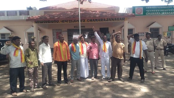 ಕಾವೇರಿ ಕಿಚ್ಚು: ಕನ್ನಡಪರ ಹೋರಾಟಗಾರರಿಂದ ಚಾಮರಾಜನಗರ ರೈಲ್ವೆ ನಿಲ್ದಾಣದಲ್ಲಿ ಪ್ರತಿಭಟನೆ