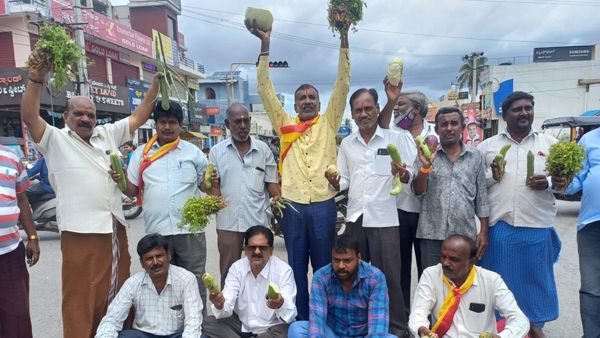 ಕಾವೇರಿ ವಿವಾದ: ಚಾಮರಾಜನಗರದಲ್ಲಿ ಒಣಗಿದ ತರಕಾರಿ, ಸೊಪ್ಪು ಹಿಡಿದು ಆಕ್ರೋಶ