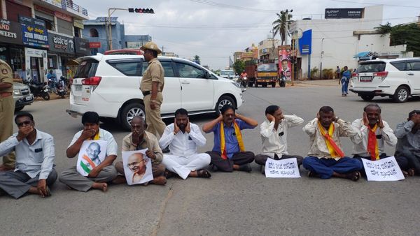 ಚಾಮರಾಜನಗರ: ಕರ್ನಾಟಕಕ್ಕೆ ಕೆಟ್ಟದಾಗದಿರಲಿ ಎಂದು ಕಿವಿ, ಬಾಯಿ, ಕಣ್ಣು ಮುಚ್ಚಿ ಪ್ರತಿಭಟನೆ