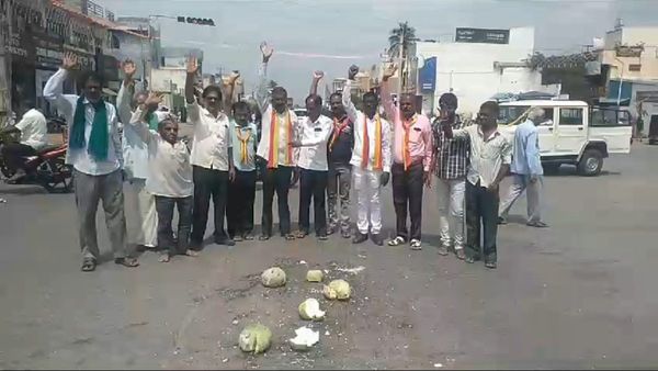 ಕಾವೇರಿ ವಿವಾದ: ಚಾಮರಾಜನಗರದಲ್ಲಿ ಬೂದುಗುಂಬಳಕಾಯಿ ಒಡೆದು ರಾಜ್ಯ ಸರ್ಕಾರದ ವಿರುದ್ಧ ಆಕ್ರೋಶ