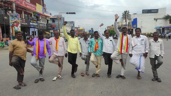ಕಾವೇರಿ ವಿವಾದ: ಚಾಮರಾಜನಗರದಲ್ಲಿ ಒಂಟಿ ಕಾಲಿನಲ್ಲಿ ನಿಂತು ಪ್ರತಿಭಟಿಸಿದ ಹೋರಾಟಗಾರರು