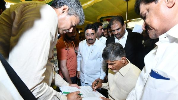 ಜೈಲಿನಲ್ಲಿ ಊಟ, ನೀರು ಬಿಟ್ಟ ಚಂದ್ರಬಾಬು ನಾಯ್ಡು: 'ಸೈಕೋ ಹೋಗಿ, ಸೈಕಲ್‌ ಬರಲಿ' ಎಂದು ಕೂಗಾಡಿದ ಅಭಿಮಾನಿಗಳು