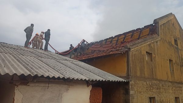 ಅರಸೀಕೆರೆ: ಸಿಲಿಂಡರ್‌ ಸ್ಫೋಟದಿಂದ ಧಗಧಗಿಸಿದ ಮೂರು ಮನೆಗಳು