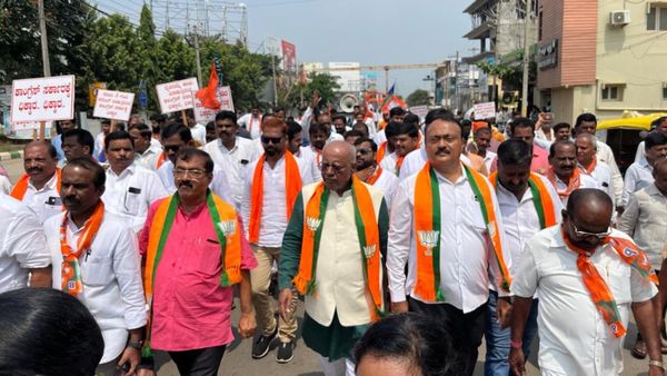 ಅಸಮರ್ಪಕ ವಿದ್ಯುತ್ ಪೂರೈಕೆಗೆ ರೊಚ್ಚಿಗೆದ್ದ ಕೇಸರಿ ಕಲಿಗಳು: ಕೆಇಬಿ ಕಚೇರಿಗೆ ಮುತ್ತಿಗೆ ಹಾಕಿ ಆಕ್ರೋಶ