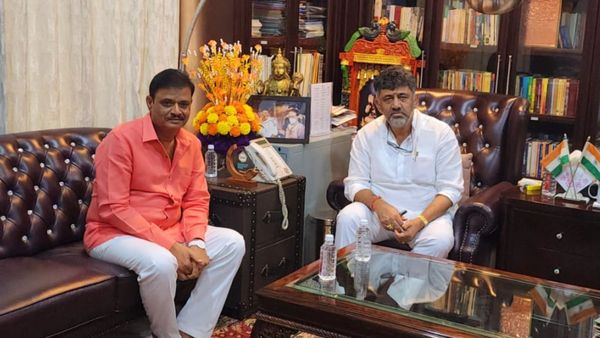 ಕಾಲಿಗೆ ಬಿದ್ದ ಮುನಿರತ್ನರನ್ನು ಮನೆಗೆ ಕರೆದ ಡಿಕೆ ಶಿವಕುಮಾರ್‌