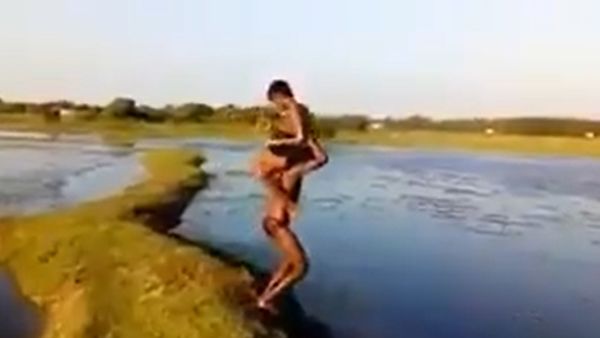 ಕೊಳದಲ್ಲಿ ಹಳ್ಳಿ ಹುಡುಗರ ದೇಸಿ WWE: ವಿಡಿಯೋ ನೋಡಿ 'ಹಾಕು ಮಗಾ ಎತ್ತಾಕು' ಎಂದ ನೆಟ್ಟಿಗರು....