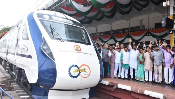 Vande Bharat; ಉದ್ಯೋಗಿಗಳನ್ನು ಸೆಳೆದ ಧಾರವಾಡ-ಬೆಂಗಳೂರು ರೈಲು 