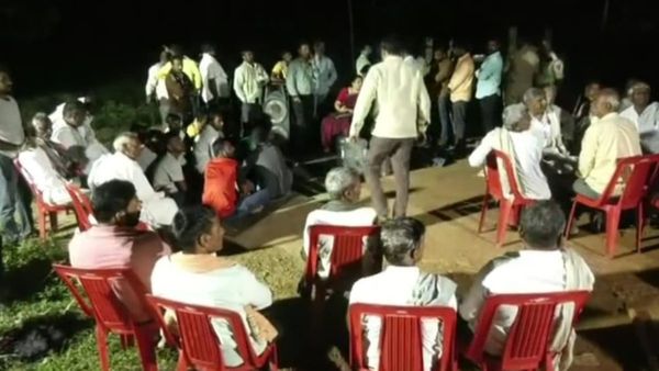 ಪಂಪ್‌ಸೆಟ್‌ಗಳಿಗೆ 3 ತಾಸು ವಿದ್ಯುತ್‌ ಸಾಕಾಗುತ್ತಿಲ್ಲ, ಧಾರವಾಡದ ಕೆಇಬಿ ಎದುರು ರೈತರ ಆಕ್ರೋಶ