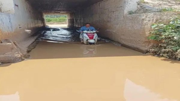 ರಸ್ತೆ ಸಂಚಾರಕ್ಕೆ ಅಡ್ಡಿಯಾದ ಕೊಳಚೆ ನೀರು, ಕೋಡಿಹಳ್ಳಿ ಗ್ರಾಮಸ್ಥರು ಹೈರಾಣ