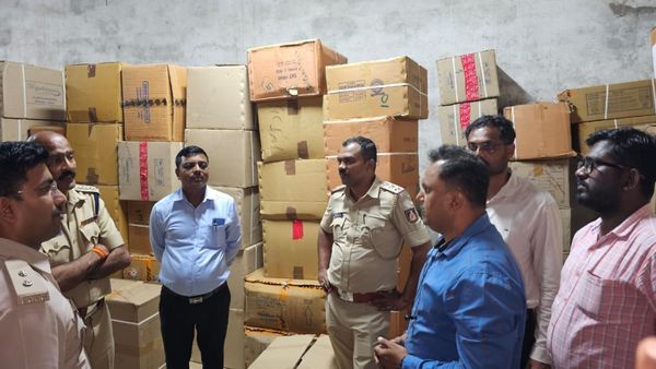 ಧಾರವಾಡ: ಪಟಾಕಿ ಮಳಿಗೆಗಳಿಗೆ ಅಧಿಕಾರಿಗಳ ದಿಢೀರ್ ಭೇಟಿ, ಪರಿಶೀಲನೆ