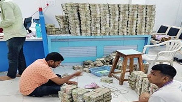 IT Raid: ಕರ್ನಾಟಕ ಸೇರಿ ಅನೇಕ ಕಡೆಗಳಲ್ಲಿ ಐಟಿ ದಾಳಿ: 94 ಕೋಟಿ ರೂ.ಪತ್ತೆ