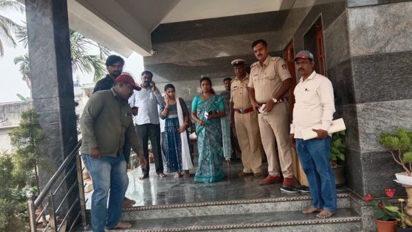 ಕಡೂರು: ಪಟಾಕಿ ವ್ಯಾಪಾರಸ್ಥರ ಮನೆಗಳ ಮೇಲೆ ಪುರಸಭಾ ಅಧಿಕಾರಿಗಳ ದಾಳಿ