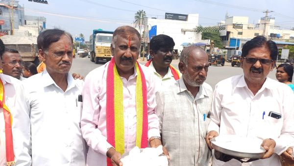 ಕಾವೇರಿ ಕಿಚ್ಚು: ಚಾಮರಾಜನಗರದಲ್ಲಿ ಐಸ್ ತಟ್ಟೆ ತಲೆ ಮೇಲೆ ಹೊತ್ತು ಪ್ರತಿಭಟಿಸಿದ ಕರ್ನಾಟಕ ಸೇನಾ ಪಡೆ