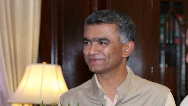 Chitradurga: ಶೀಘ್ರವೇ ಬೆಳೆ ಸಮೀಕ್ಷೆ ನಡೆಸಿ: ಕಂದಾಯ ಗ್ರಾಮವೆಂದು ಘೋಷಿಸದ ಅಧಿಕಾರಿಗಳಿಗೆ ಸಚಿವರ ತರಾಟೆ