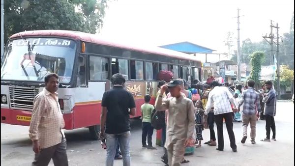 ಶೃಂಗೇರಿ: ಮಕ್ಕಳನ್ನು ಟವಲ್‌ನಂತೆ ಸಾರಿಗೆ ಬಸ್‌ ಕಿಟಕಿಯಲ್ಲಿ ತುರುಕಿ ಸೀಟ್‌ ಹಿಡಿದ ಪ್ರಯಾಣಿಕರು, ವಿಡಿಯೋ ವೈರಲ್‌