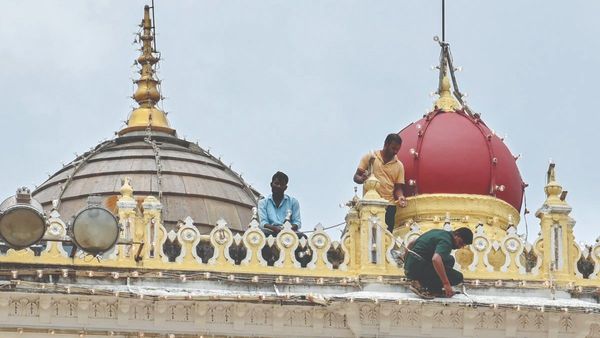 ಮೈಸೂರು ದಸರಾ 2023: ಭರದಿಂದ ಸಾಗಿದ ಅರಮನೆಯ ವಿದ್ಯುತ್‌ ದೀಪಗಳ ದುರಸ್ತಿ ಕಾರ್ಯ