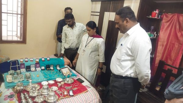 ಹಿರಿಯೂರು: ಕಂತೆ ಕಂತೆ ನೋಟು..ಕೆಜಿ ಬೆಳ್ಳಿ ಬಂಗಾರ, ಲೋಕಾಯುಕ್ತ ಅಧಿಕಾರಿಗಳಿಗೆ ಸಿಕ್ಕಿದ್ದೇನು..?