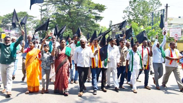  Cauvery dispute: 50ನೇ ದಿನಕ್ಕೆ ಕಾಲಿಟ್ಟ ಕಾವೇರಿ ಹೋರಾಟ, ಮಂಡ್ಯದಲ್ಲಿ ಕಪ್ಪು ಬಾವುಟ ಪ್ರದರ್ಶಿಸಿ ಆಕ್ರೋಶ