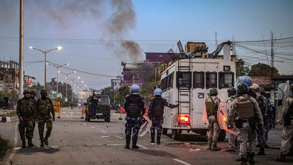 ಮಣಿಪುರದಲ್ಲಿ ಹೊಸದಾಗಿ ಭುಗಿಲೆದ್ದ ಹಿಂಸಾಚಾರ- ಮನೆಗಳಿಗೆ ಬೆಂಕಿ ಹಚ್ಚಿ, ಜನರ ಮೇಲೆ ಗುಂಡು ಹಾರಿಸಿ ಅರಾಜಕತೆ ಮೆರೆದ ಕಿಡಿಗೇಡಿಗಳು