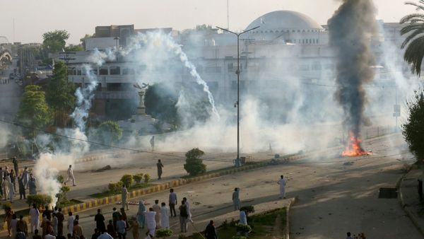 Maratha quota protest: ಶಾಸಕರ ಬಂಗಲೆ, ಕಾರುಗಳಿಗೆ ಬೆಂಕಿ ಹಚ್ಚಿ ಉಪಟಳ ಮೆರೆಯುತ್ತಿರುವ ಜನರು- ಮಂಕಾಗಿ ಕುಳಿತ ಸಿಎಂ ಶಿಂಧೆ