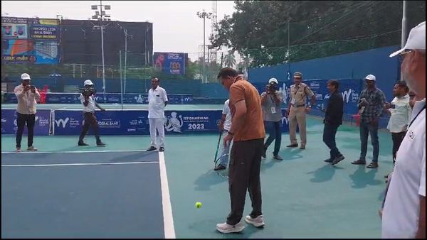 ಧಾರವಾಡ: ಅಂತಾರಾಷ್ಟ್ರೀಯ ಪುರುಷರ ಟೆನಿಸ್ ಟೂರ್ನಿಗೆ ಚಾಲನೆ ನೀಡಿದ ಮಾಜಿ ಕ್ರಿಕೆಟಿಗ ಮೊಹ್ಮದ್ ಅಜರುದ್ದೀನ್